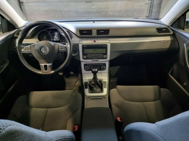 volkswagen-passat-diesel-2010-big-12