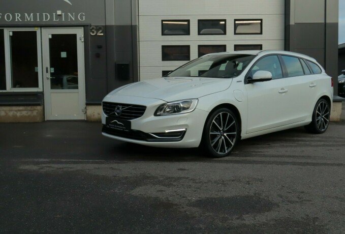 volvo-v60-elektrisitetdiesel-2016-big-0