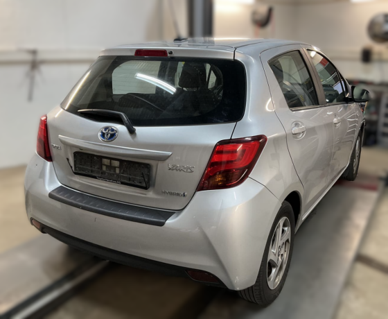 toyota-yaris-elektrisitetbensin-2015-big-2