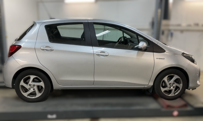 toyota-yaris-elektrisitetbensin-2015-big-1