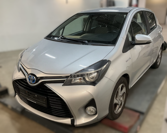 toyota-yaris-elektrisitetbensin-2015-big-0