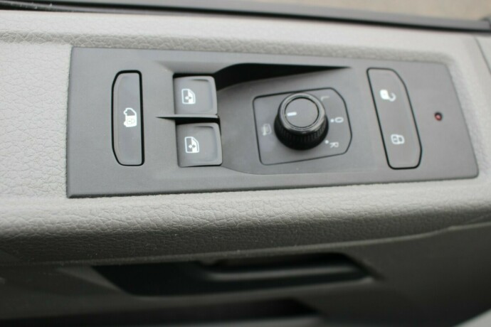 volkswagen-transporter-diesel-2021-big-10