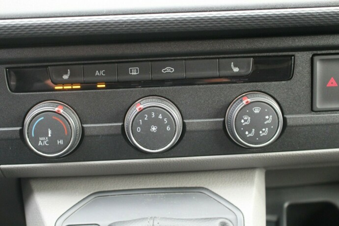 volkswagen-transporter-diesel-2021-big-16