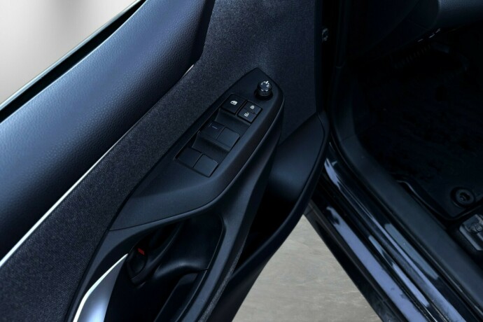toyota-yaris-elektrisitetbensin-2021-big-11