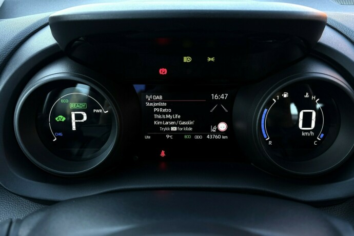 toyota-yaris-elektrisitetbensin-2021-big-19