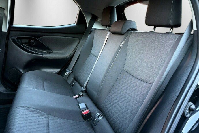 toyota-yaris-elektrisitetbensin-2021-big-30