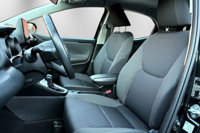 toyota-yaris-elektrisitetbensin-2021-big-13