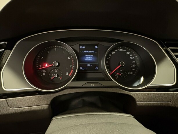 volkswagen-passat-bensin-2015-big-13