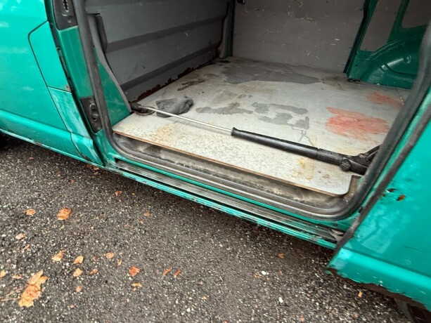 volkswagen-transporter-diesel-2007-big-23