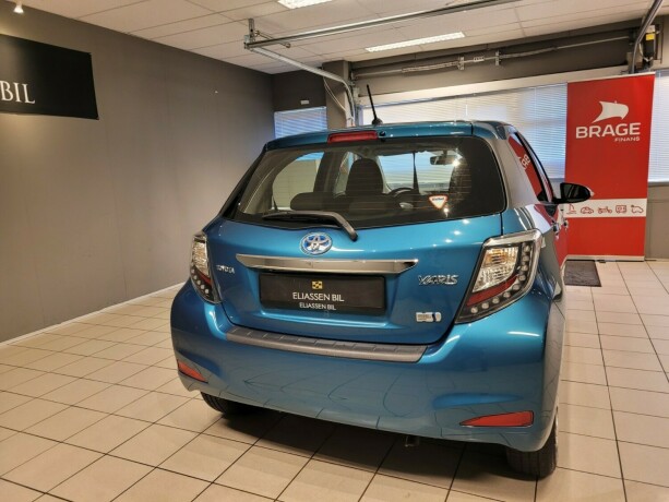 toyota-yaris-elektrisitetbensin-2014-big-5