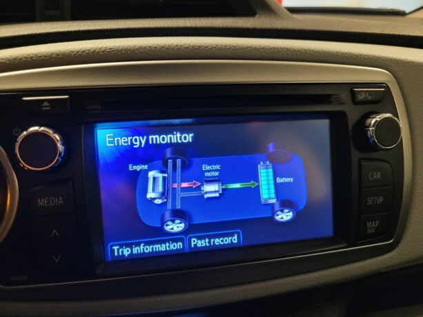 toyota-yaris-elektrisitetbensin-2014-big-24