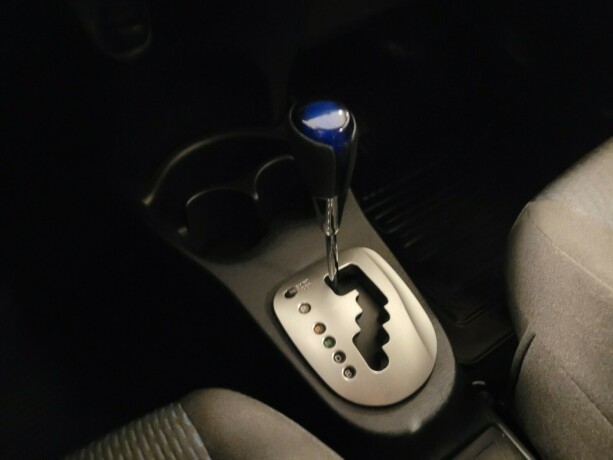 toyota-yaris-elektrisitetbensin-2014-big-20