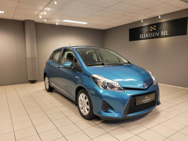 toyota-yaris-elektrisitetbensin-2014-big-10