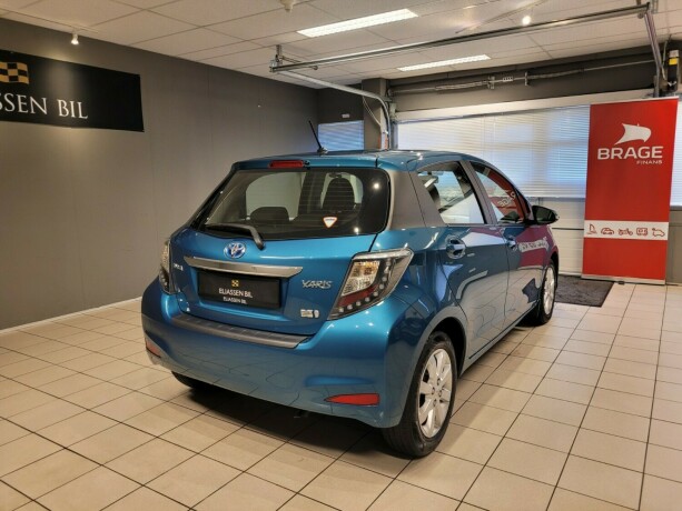 toyota-yaris-elektrisitetbensin-2014-big-4