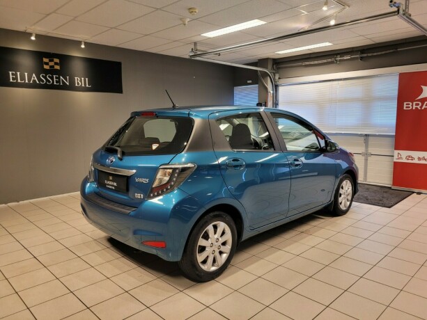 toyota-yaris-elektrisitetbensin-2014-big-3