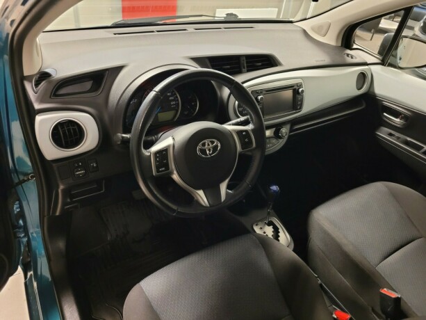 toyota-yaris-elektrisitetbensin-2014-big-19