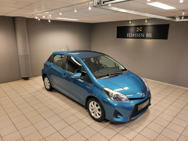 toyota-yaris-elektrisitetbensin-2014-big-1