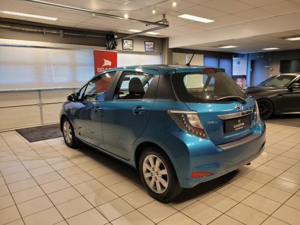 toyota-yaris-elektrisitetbensin-2014-big-6