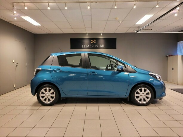 toyota-yaris-elektrisitetbensin-2014-big-2