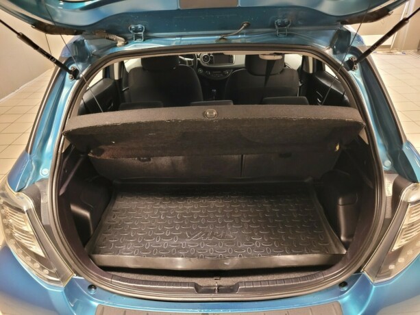 toyota-yaris-elektrisitetbensin-2014-big-17