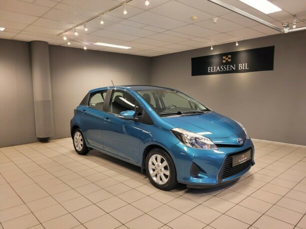 toyota-yaris-elektrisitetbensin-2014-big-0