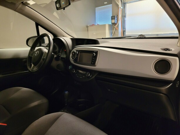 toyota-yaris-elektrisitetbensin-2014-big-13