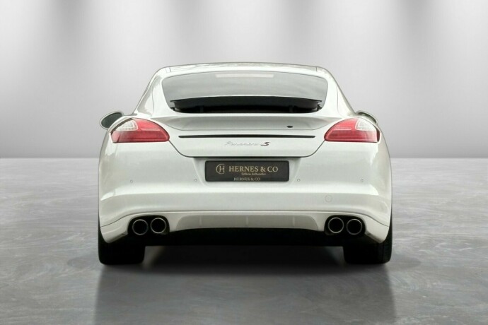 porsche-panamera-bensin-2010-big-8