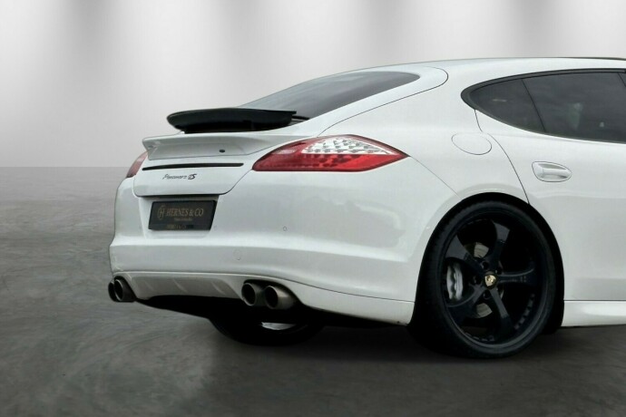 porsche-panamera-bensin-2010-big-6
