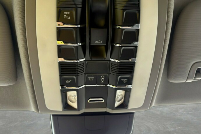 porsche-panamera-bensin-2010-big-36