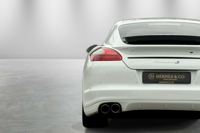 porsche-panamera-bensin-2010-big-9
