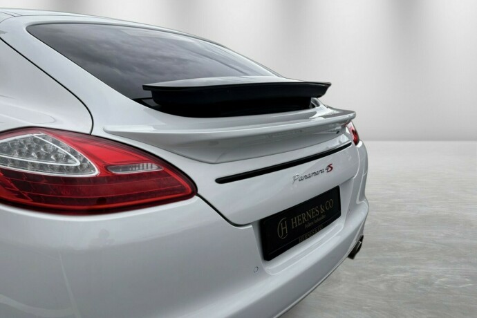 porsche-panamera-bensin-2010-big-10