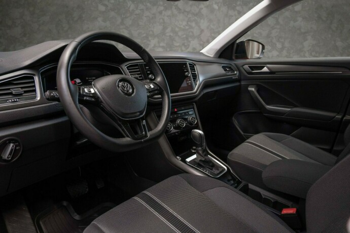volkswagen-t-roc-bensin-2019-big-27