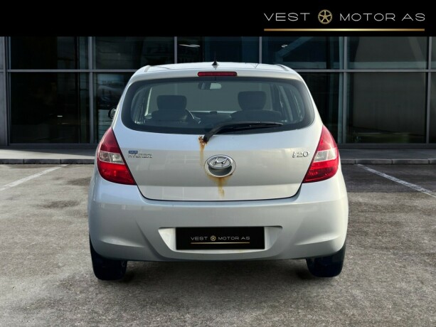 hyundai-i20-bensin-2012-big-5