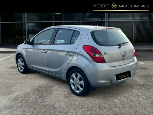 hyundai-i20-bensin-2012-big-4