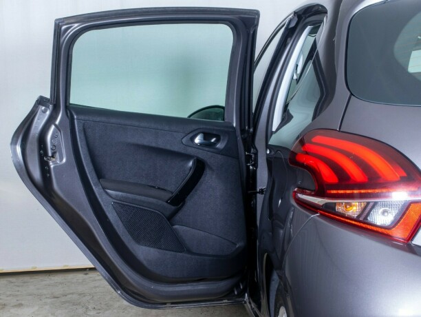 peugeot-208-bensin-2018-big-18