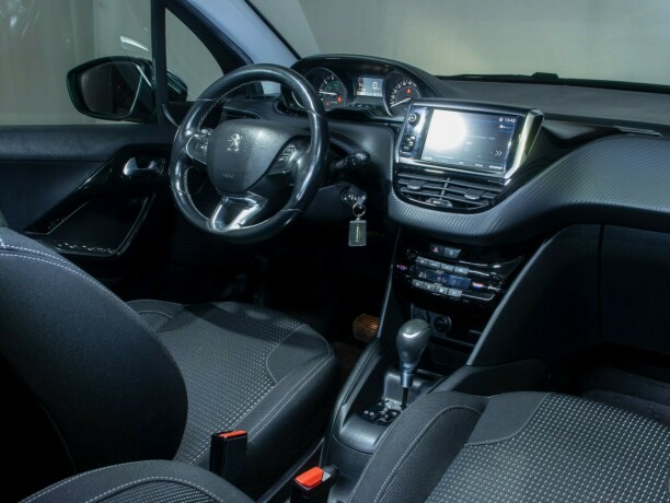 peugeot-208-bensin-2018-big-17
