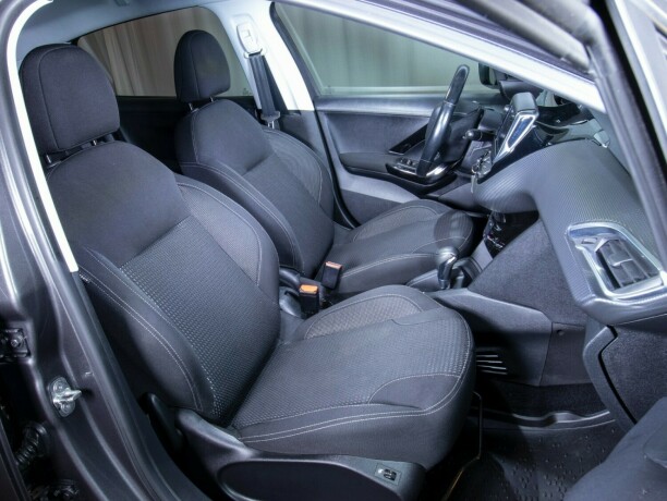 peugeot-208-bensin-2018-big-48