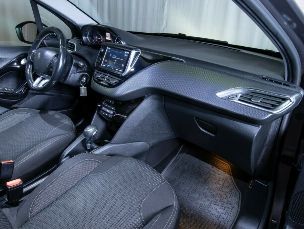 peugeot-208-bensin-2018-big-46