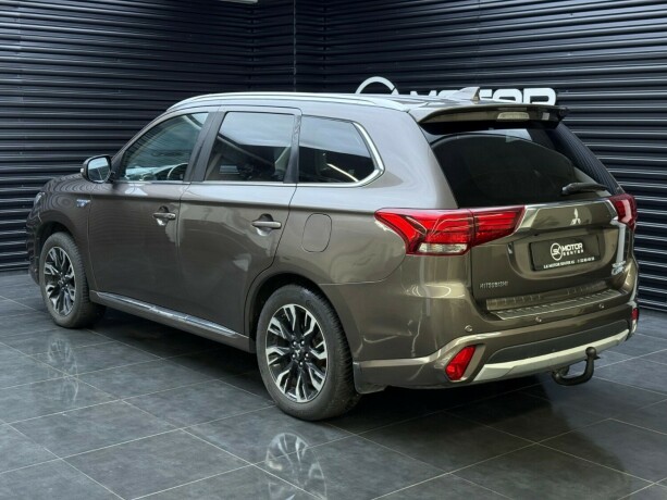 mitsubishi-outlander-elektrisitetbensin-2016-big-1