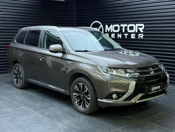mitsubishi-outlander-elektrisitetbensin-2016-big-0