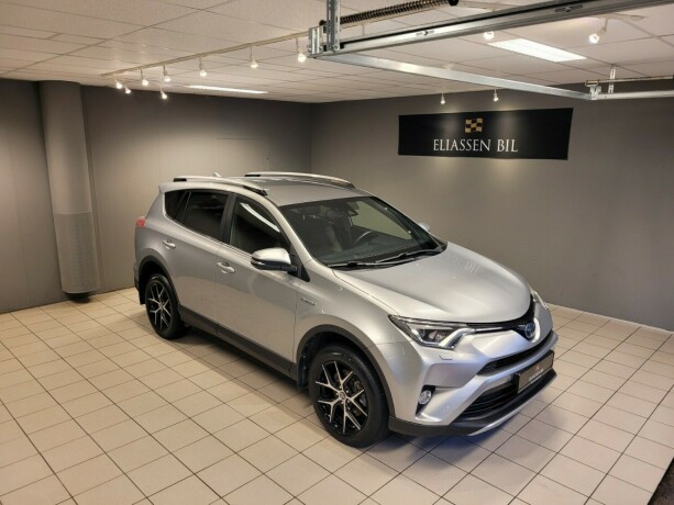 toyota-rav4-elektrisitetbensin-2017-big-1