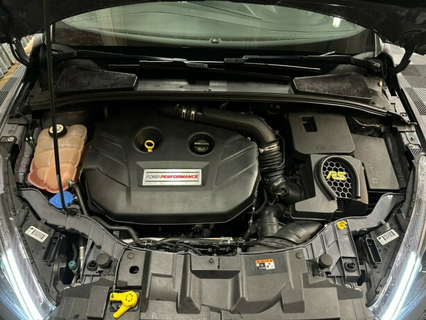 ford-focus-bensin-2017-big-57