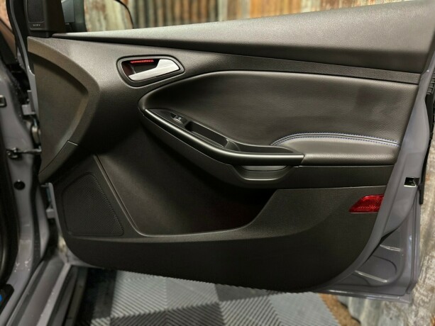 ford-focus-bensin-2017-big-47