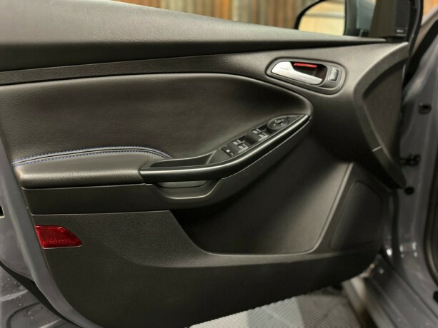 ford-focus-bensin-2017-big-28
