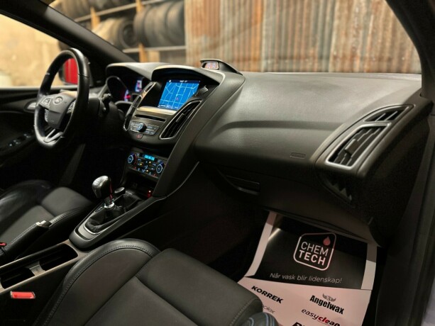 ford-focus-bensin-2017-big-46