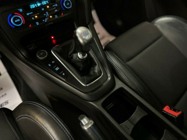 ford-focus-bensin-2017-big-41