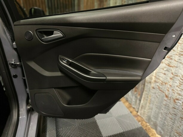 ford-focus-bensin-2017-big-51