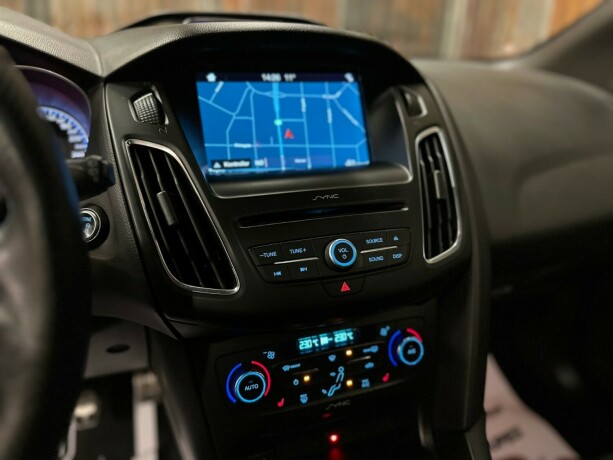 ford-focus-bensin-2017-big-40