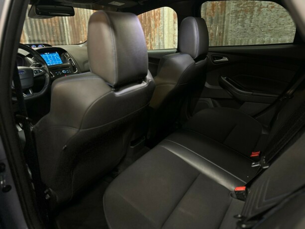 ford-focus-bensin-2017-big-52