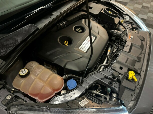 ford-focus-bensin-2017-big-61